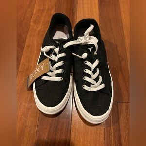 Roxy Women’s Black and White Sneakers size 7.5 NWT
